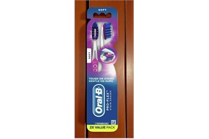 Oral-B 3D White Luxe Stain Eraser Toothbrushes, Soft, 2-Pack
